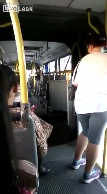 Xe buýt gãy làm đôi khi đang chạy