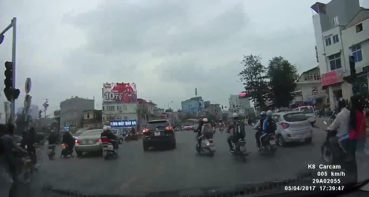 Chàng trai cúi đầu cảm ơn tài xế ô tô nhường đường cho mình