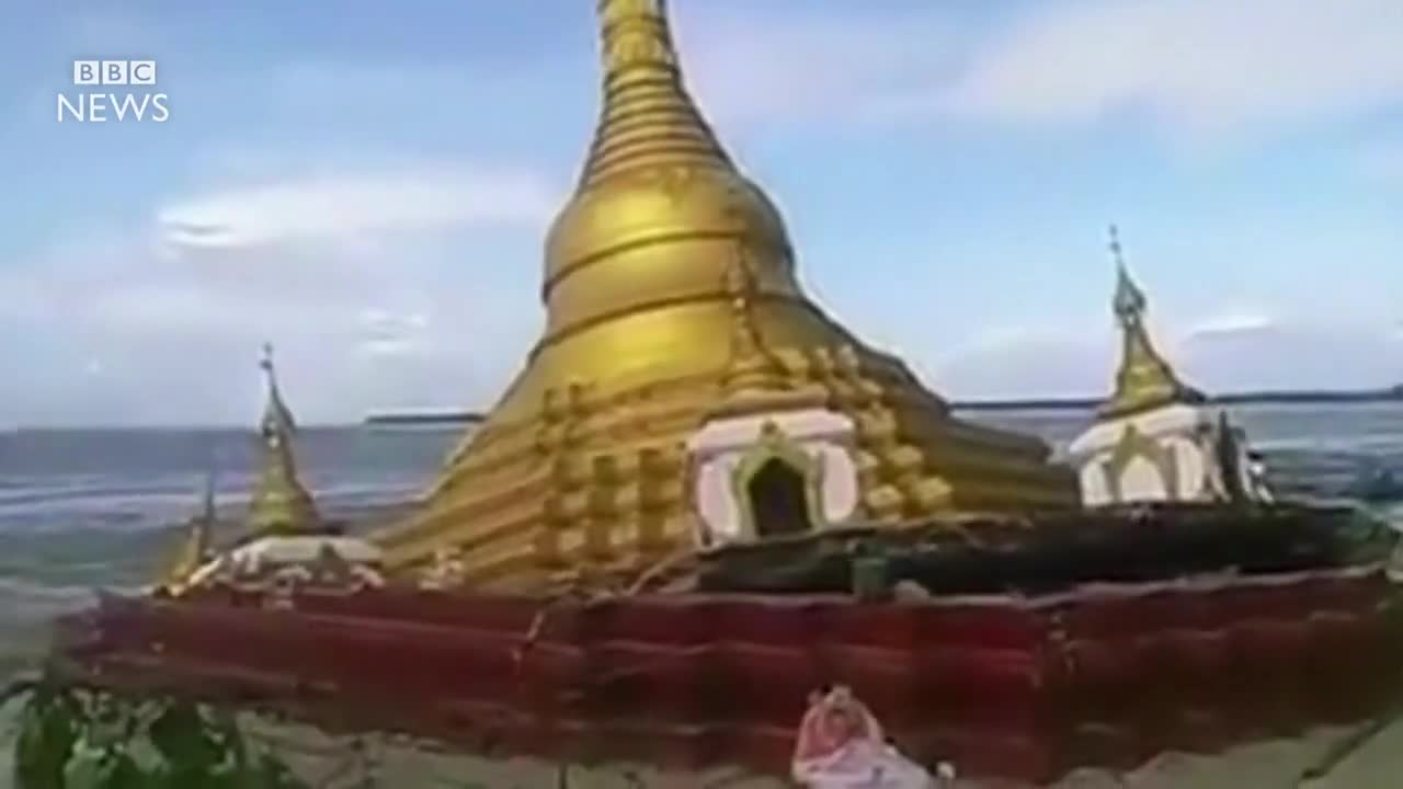 Lũ sông nhấn chìm chùa dát vàng ở Myanmar