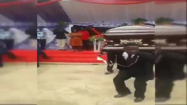 Vừa bê quan tài người chết vừa nhảy múa hát hò