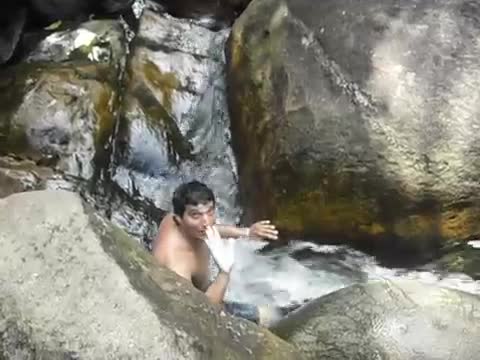 Tảng đá 'nuốt chửng' người ở Brazil
