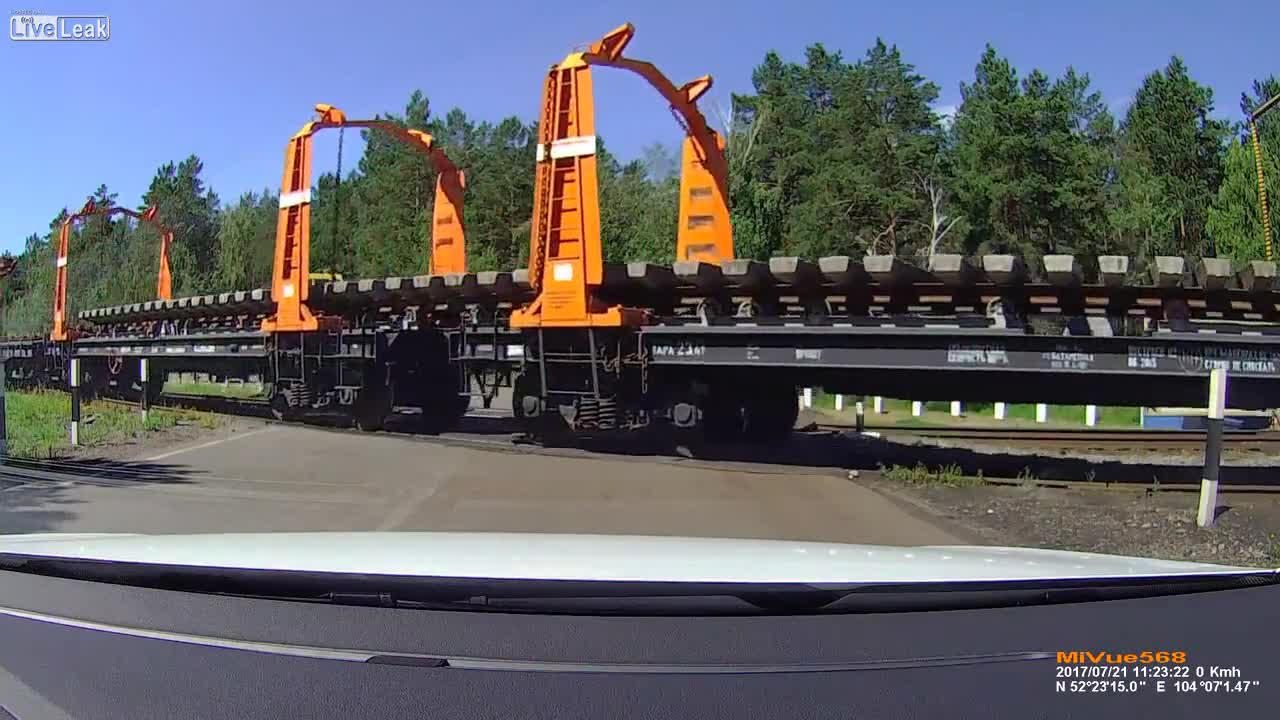 Xe tải bị kéo lật bài học cho người vượt đèn đỏ giây cuối cùng