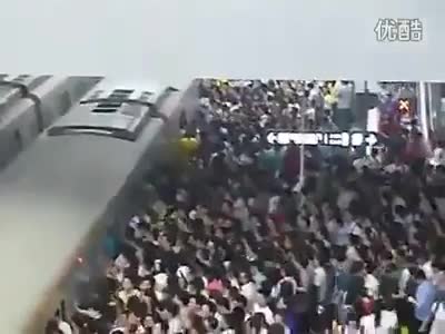 Người dân chen chúc đi tàu điện ngầm ở Bắc Kinh