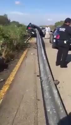 Barrier đâm xuyên ôtô