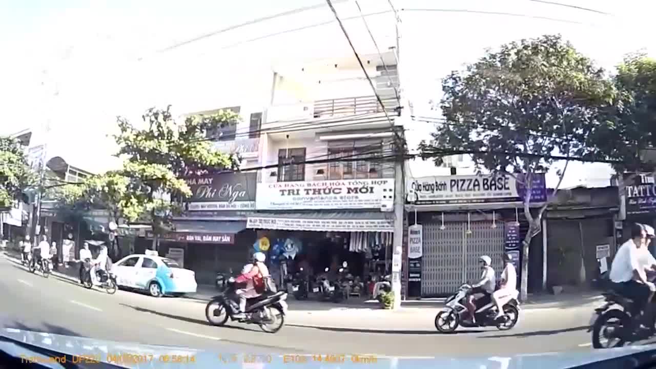 Quái xế đứng trên yên điều khiển xe máy chạy tốc độ cao
