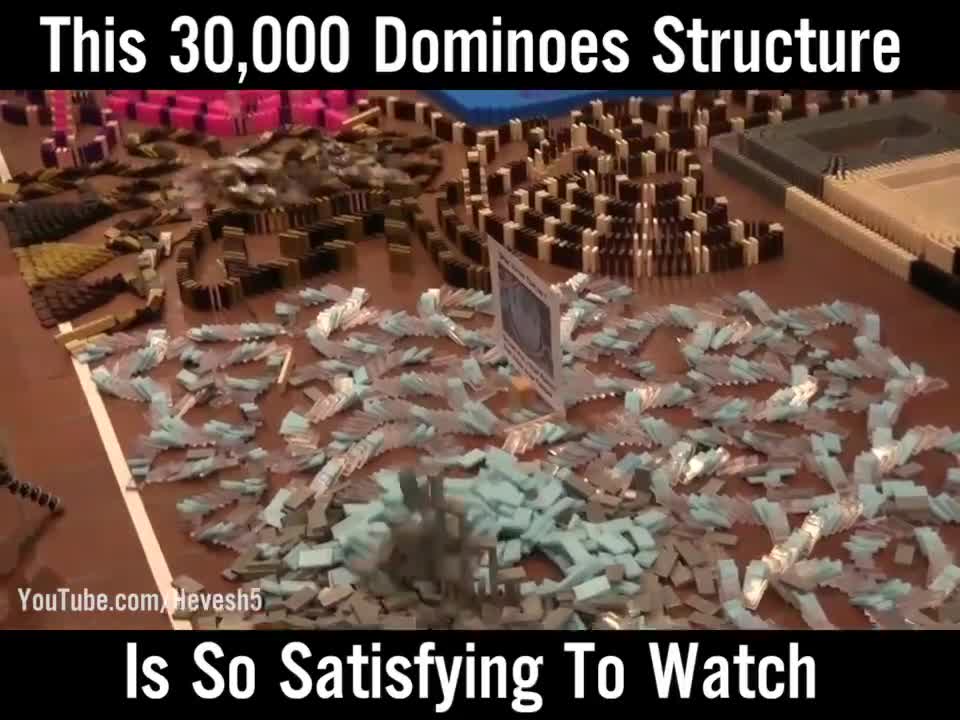 Mãn nhãn với 30000 quân bài domino bị lật đổ