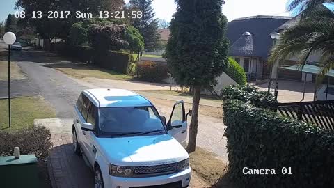 Cặp đôi đi Range Rover phản ứng khó tin khi gặp cướp
