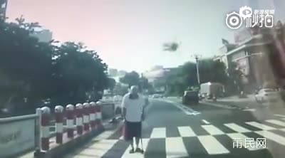 Ông lão đi bộ cúi đầu cám ơn tài xế 