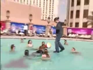 Criss Angle bước đi trên mặt nước hồ bơi