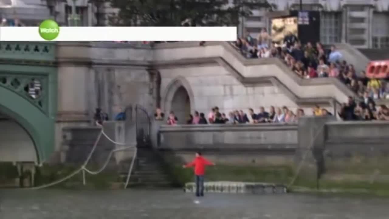 Dynamo bước đi trên mặt nước sông Thames