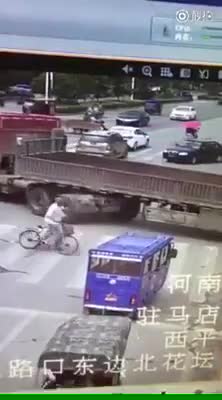 Cô gái bí ẩn bò ra từ gầm xe tải