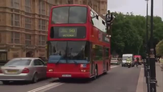 Lơ lửng trên nóc xe bus đi quanh thành phố