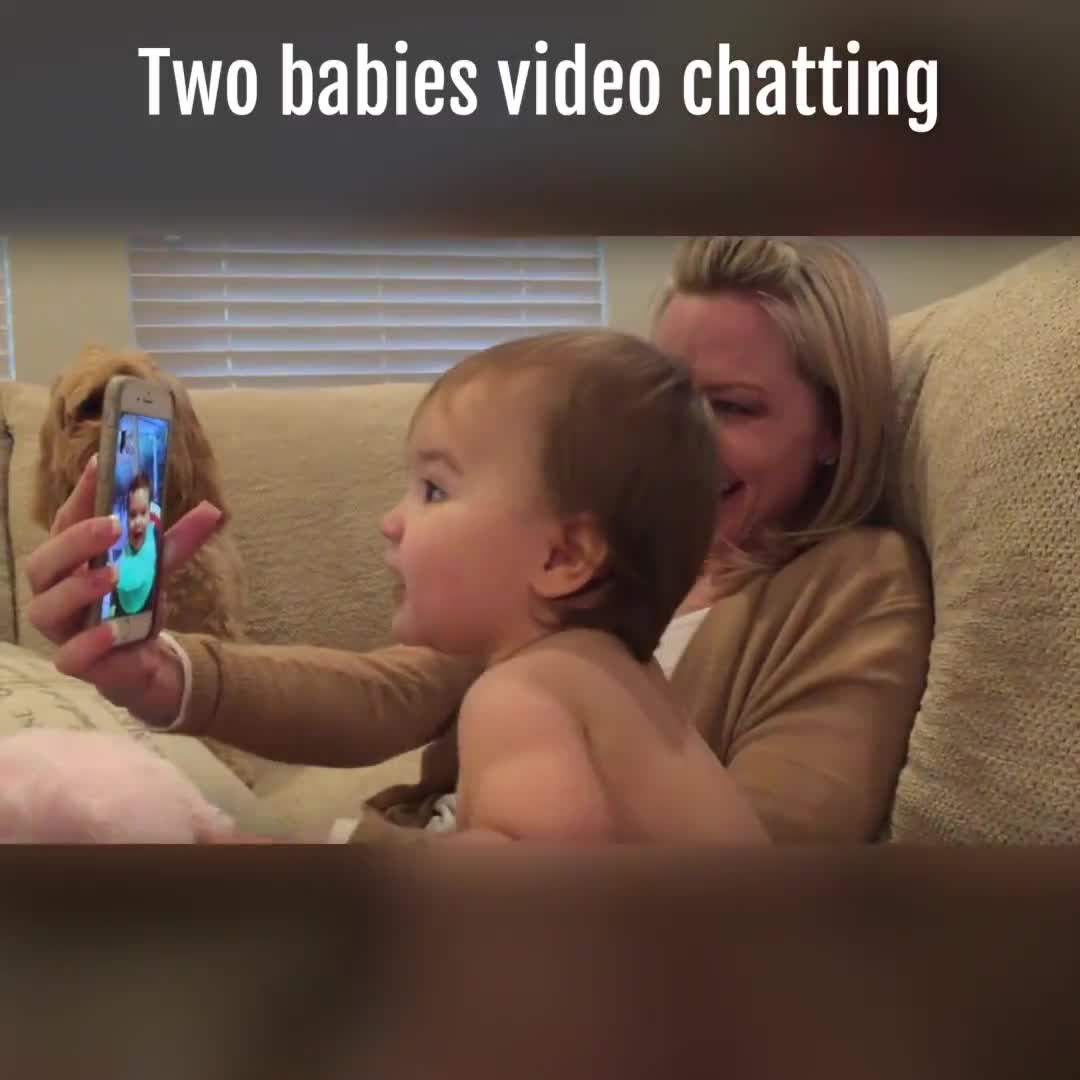 Khi 2 em bé trò chuyện qua video