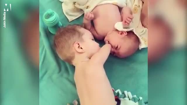 Cảm động nghẹn lời giây phút cậu bé không tay chân cố gắng đút ti giả để dỗ em