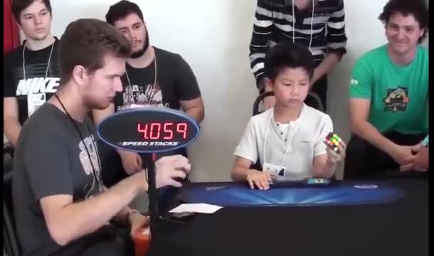 Màn chơi rubik bằng 1 tay nhanh nhất thế giới
