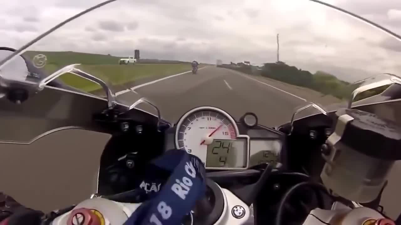 Kinh hoàng lái xe phân khối lớn với tốc độ 300km/h