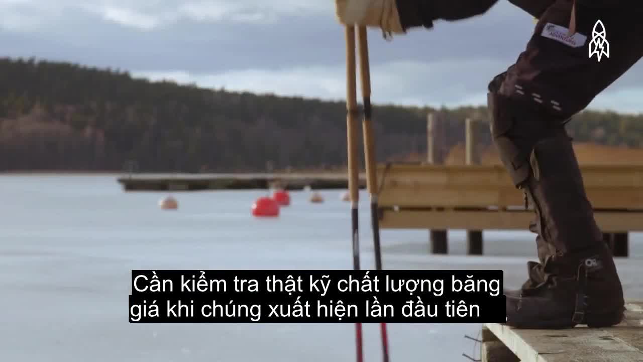 Nơi người dân trượt băng để đi làm