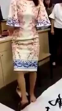 Cô gái cụt tay viết thư pháp bằng chân, cực nhanh, cực đẹp. Đố ai làm được