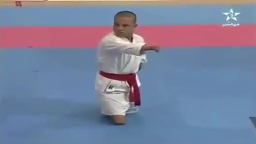 Võ sĩ Karatedo cụt tay, chân vẫn hạ knock out 2 đối thủ to cao