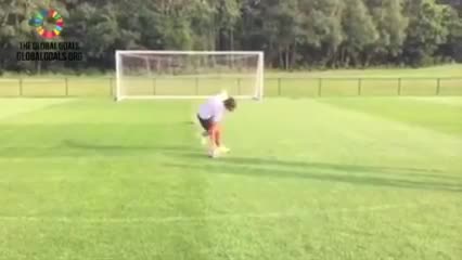 Gareth Bale chơi trò xoay quanh quả bóng