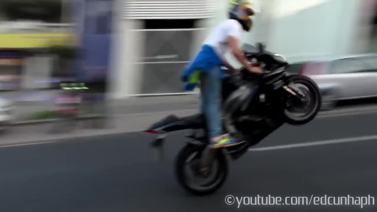 Những pha biểu diễn moto trên đường của biker