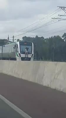 Thanh niên Australia đu mình ngoài đoàn tàu chạy 110 kmh