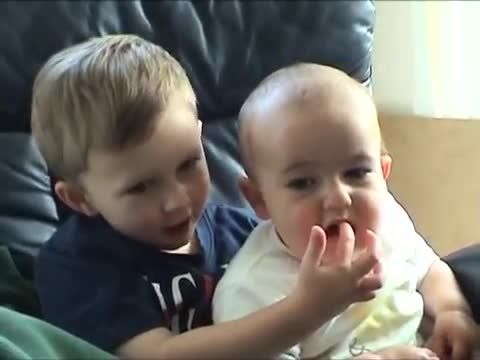 Charlie bit my finger again !