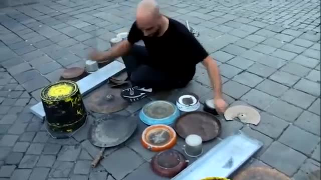 Màn đánh trống bằng nồi chảo giữa phố cực tưng bừng