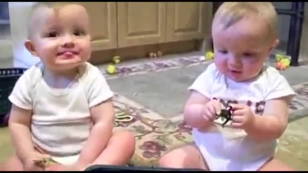 Em bé giả vờ hắt xì