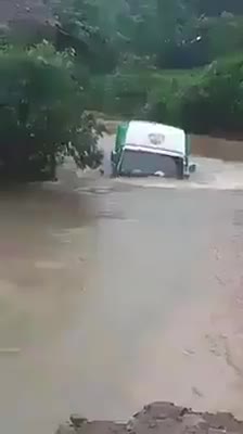 Mùa lũ mà có xe này thì mừng quá 