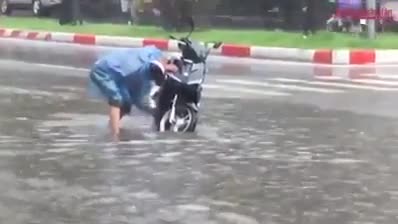 Mùa mưa lũ nhà lại hết nước thì tranh thủ tí vậy
