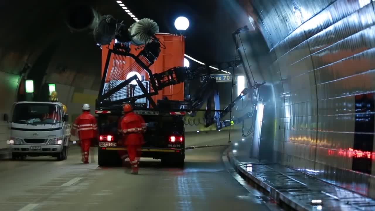 Xem cách cỗ máy này làm sạch đường hầm như mới 