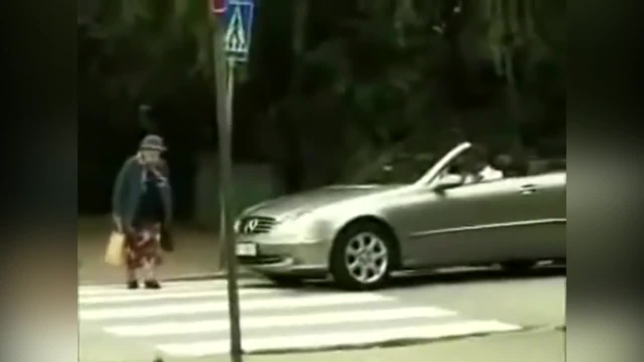 Trả giá vì bấm còi xe khi cụ bà băng qua đường