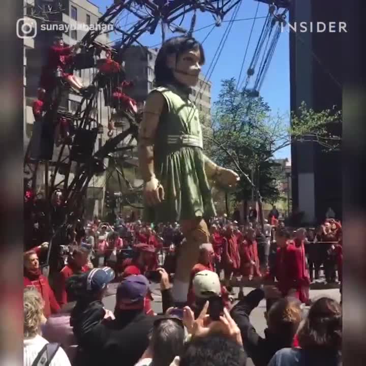Màn trình diễn rối khổng lồ của đoàn diễn Royal de Luxe tại Berlin
