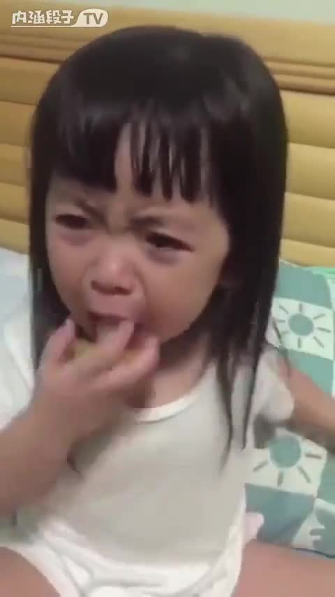 Bé gái 'diễn sâu' nhất năm