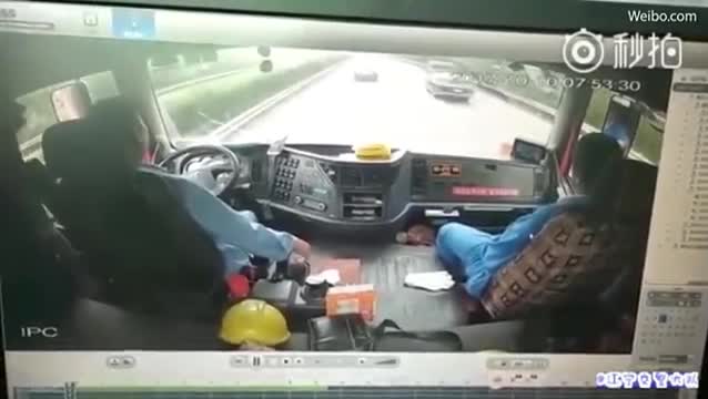 Không tưởng Xe con chui qua gầm xe tải để vượt lên trên cao tốc