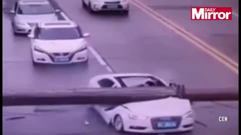 Xe Audi bị cần cẩu khổng lồ đè bẹp, tài xế thoát chết thần kỳ