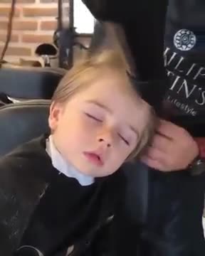 Cậu bé Tây dễ thương vừa cắt tóc vừa ngủ gật!