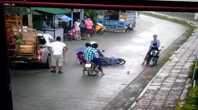 Che ô đi xe máy và cái kết không thể đắng hơn