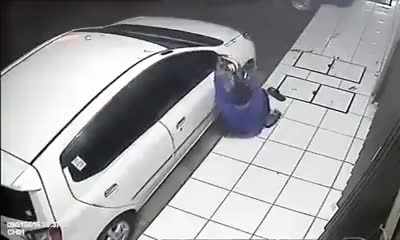 Hai tên trộm khốn đốn vì gương ôtô quá chắc
