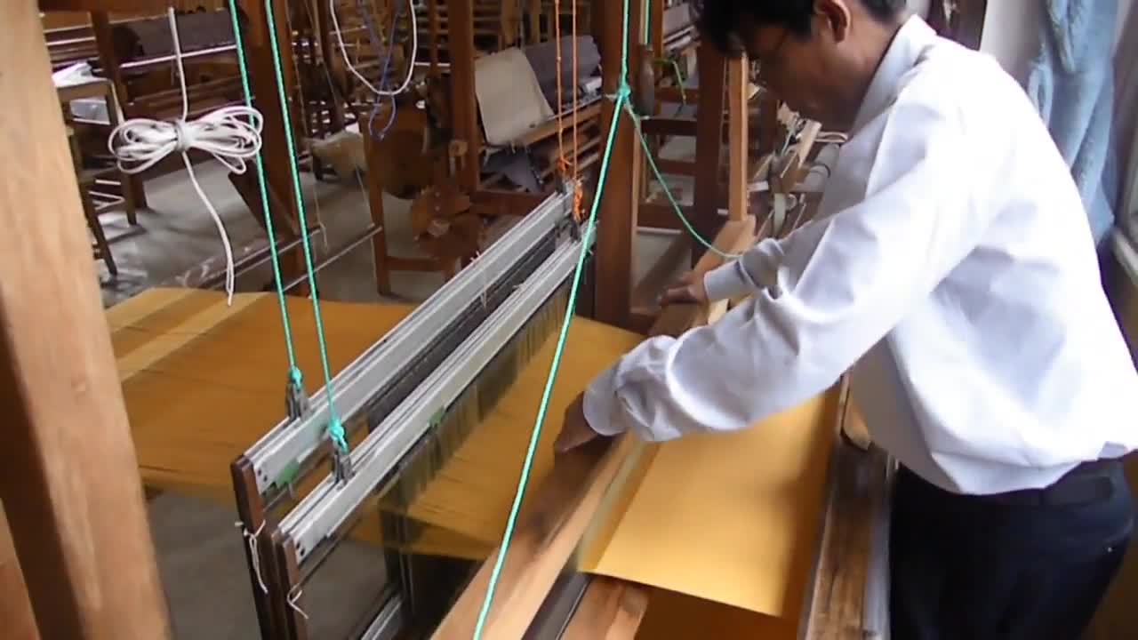  Các nghệ nhân dệt và thêu khăn choàng lụa tơ nhện