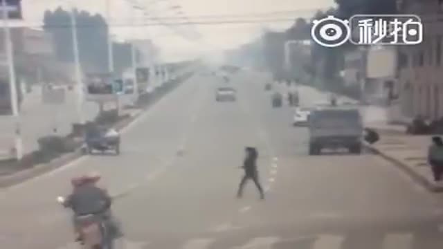 Người đi bộ húc bay xe máy lên vỉa hèư