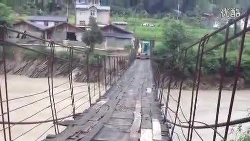 Rùng rợn cảnh máy xúc nặng nề vượt qua cầu treo trước nguy hiểm rình rập Hãng Luật IMC