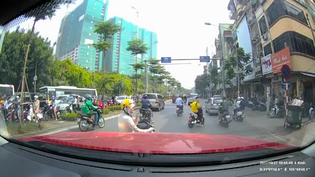 Ông Tây lôi 'nữ Ninja' dừng nghe điện thoại giữa đường vào vỉa hè