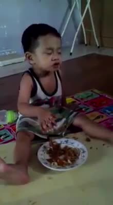 Chào thua với cậu bé vừa ngủ vừa ăn này 