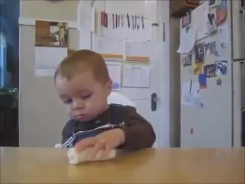 Em bé vừa ngủ gật vừa ăn chuối cực đáng yêu