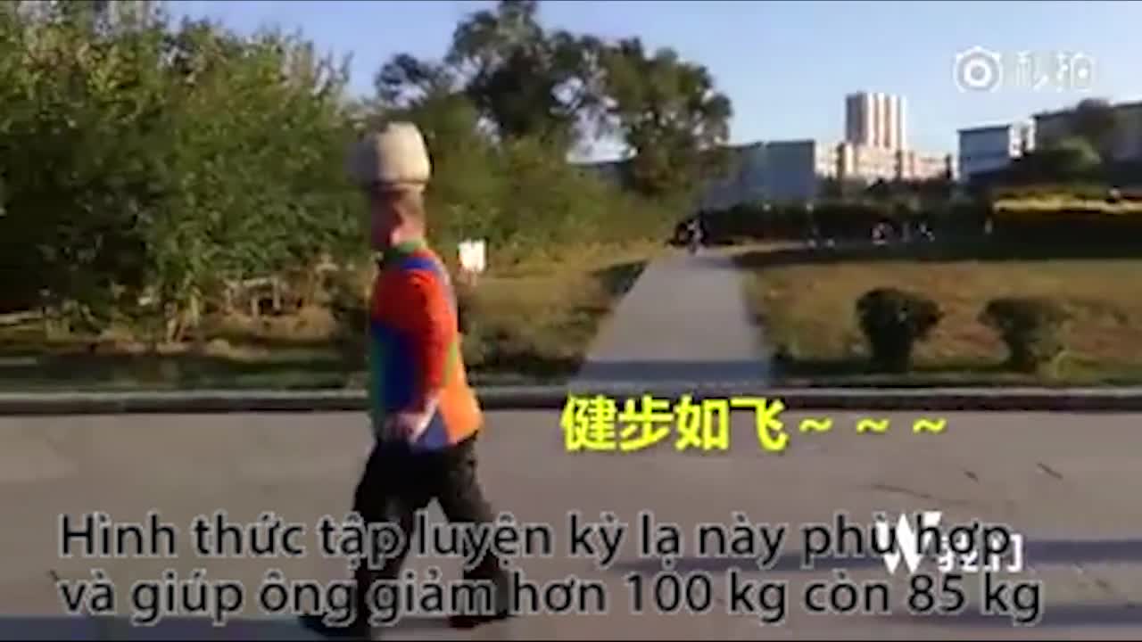 Giảm 30 kg nhờ đi bộ với tảng đá đội trên đầu