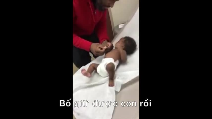 Video bố dỗ con tiêm văcxin rung động triệu người xem