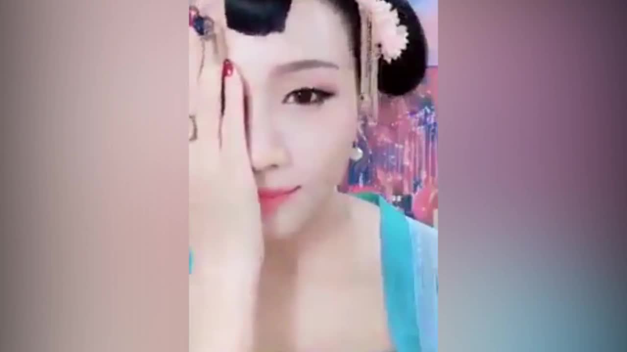 Đàn ông 'điêu đứng' trước sự thay đổi của chị em khi trang điểm
