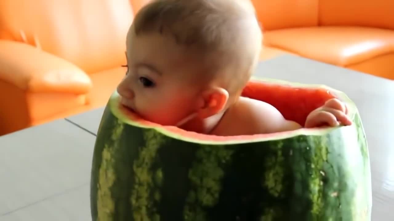 Em bé ăn dưa hấu cực đáng yêu